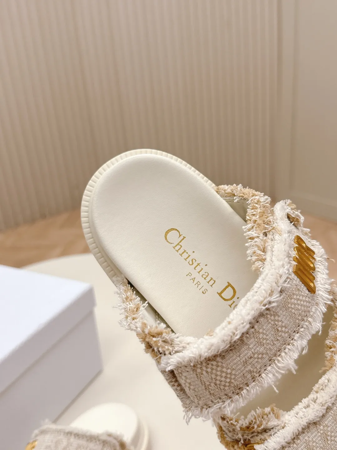 👟👟Ex-factory price 440👟👟 New color cloth, classic upgrade plus 2025 new color series Dior Dior classic Velcro sandals and slippers series, original replica, high version, super durable and versatile, very comfortable on the feet, slim and white, original customized upper, original d hardware buckle, original TPU outsole Size: 35-41